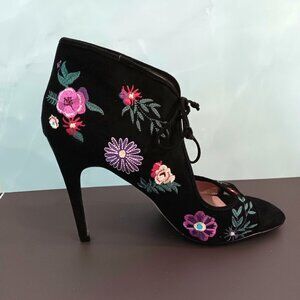 BETSEY JOHNSON CAIRA Black Microsuede Floral Embroidered Bootie Shoes ~ Size 9.5